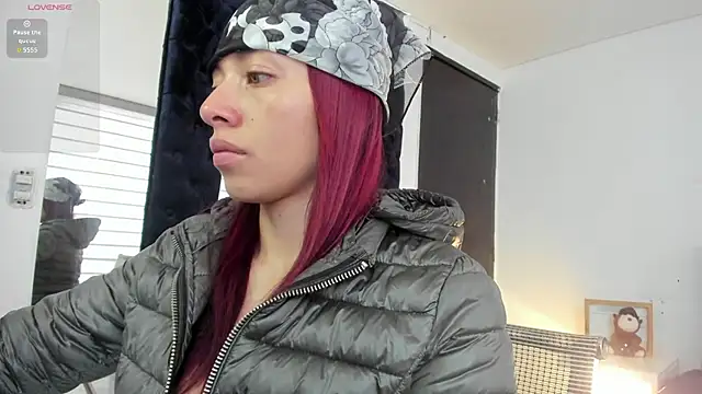 Snapshot of melanie_roux__ chatting on April 28, 2026, 12:21 pm melanie roux online show from April 28, 2026, 12:21 pm