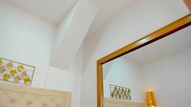 lucia lorenz online show from April 8, 2026, 11:21 am