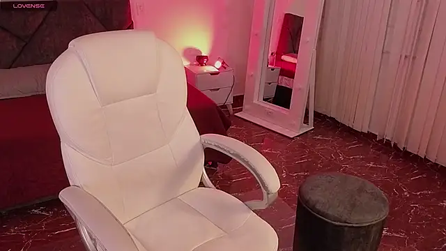 littlee red online show from April 1, 2026, 8:17 pm