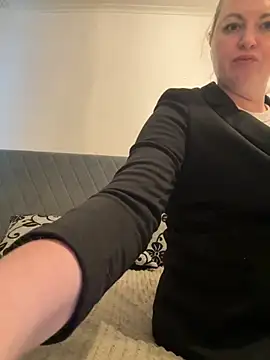 Amelia-Diamond online show from November 24, 2025, 11:43 am