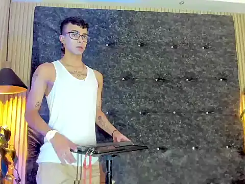 the fenix boy online show from October 23, 2025, 7:56 pm