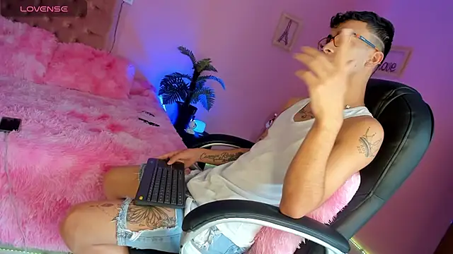 the fenix boy online show from December 3, 2025, 3:32 pm