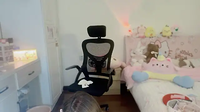 Onecutelittle online show from November 5, 2025, 5:40 am