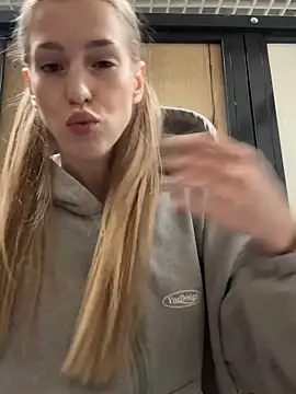 kira mia online show from December 5, 2025, 3:41 pm