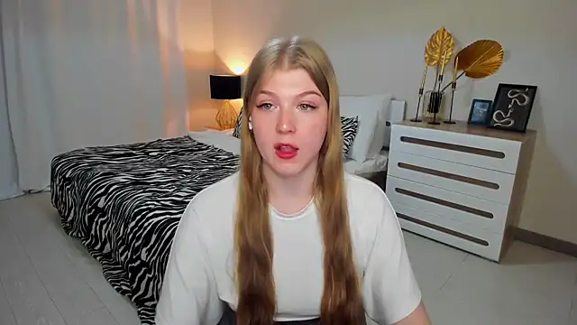 Snapshot of Stella_Light chatting on June 3, 2026, 2:33 pm Stella Light online show from June 3, 2026, 2:33 pm