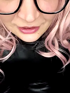 LunaXshade online show from November 3, 2025, 6:20 pm