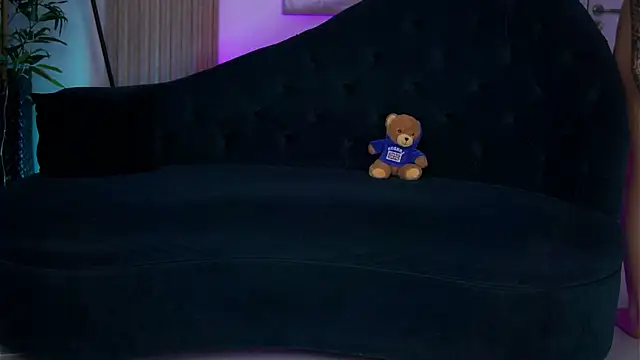 LaraSynn online show from November 6, 2025, 9:32 am