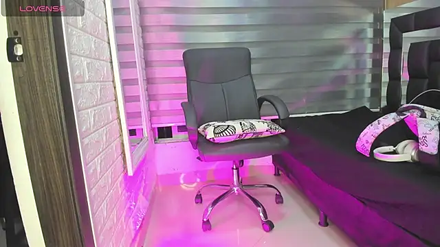 Sasha Davila online show from November 28, 2025, 10:18 am