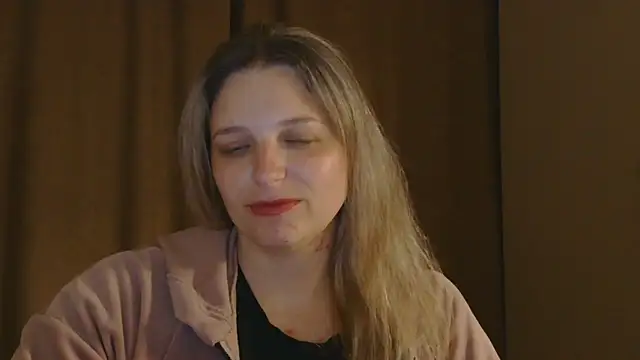 ElisSky301 online show from April 12, 2026, 8:25 pm