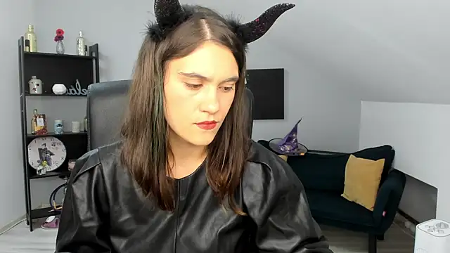 IzzyMonro online show from October 31, 2025, 9:05 pm