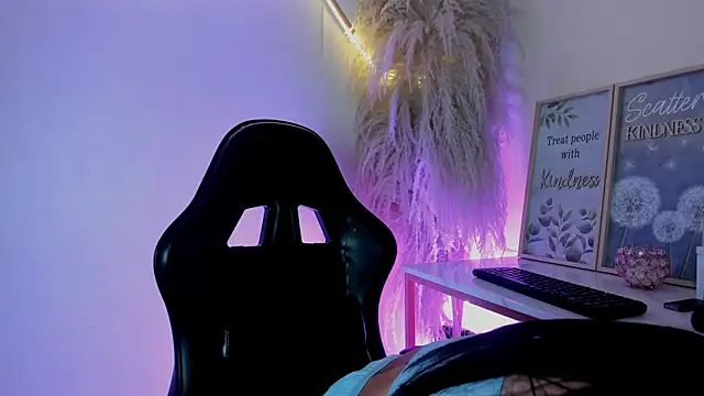 lunajoness  online show from December 4, 2025, 8:50 pm