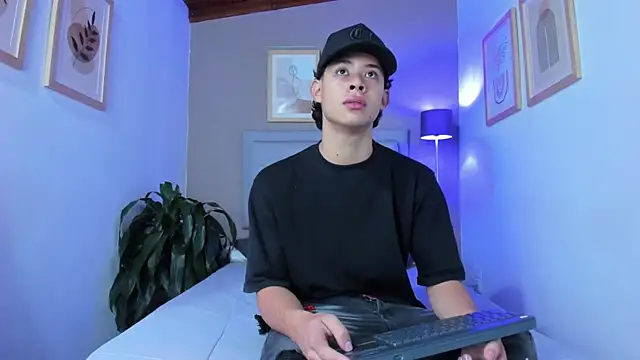 ApoloRicci online show from October 27, 2025, 7:18 pm