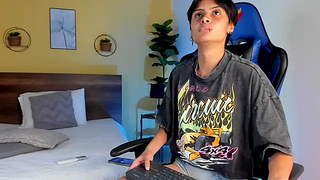 MartinnaGrecco online show from November 10, 2025, 8:41 pm