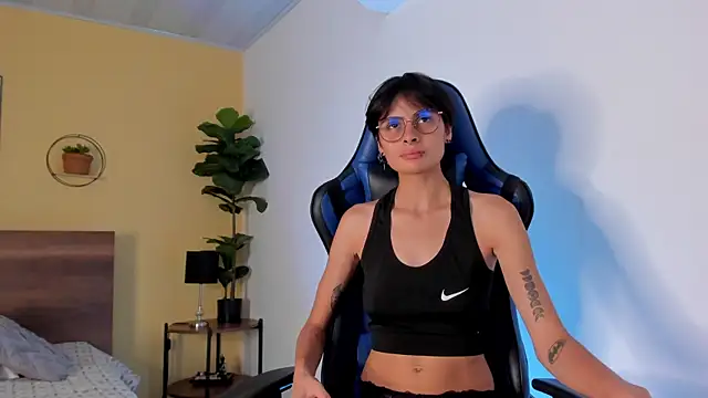 MartinnaGrecco online show from November 17, 2025, 8:58 pm