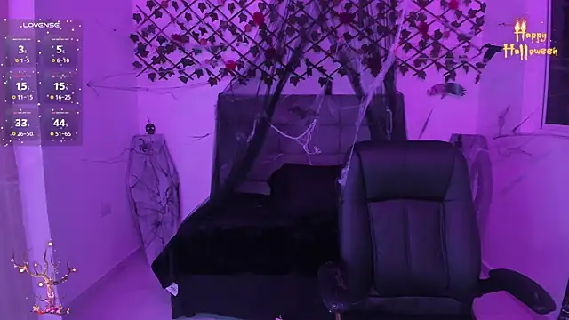 Snapshot of Karly_Closson chatting on October 31, 2025, 4:24 am Karly Closson online show from October 31, 2025, 4:24 am