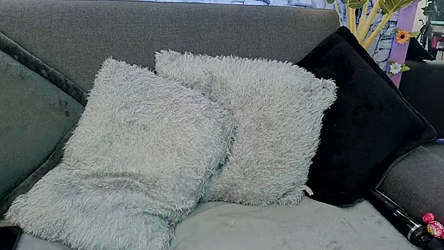 mia roux1 online show from December 22, 2025, 7:44 pm