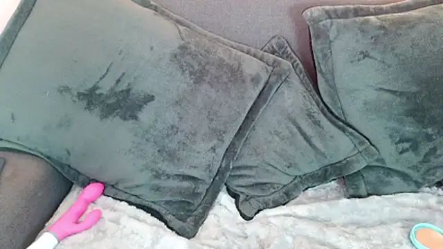 mia roux1 online show from April 5, 2026, 7:22 pm