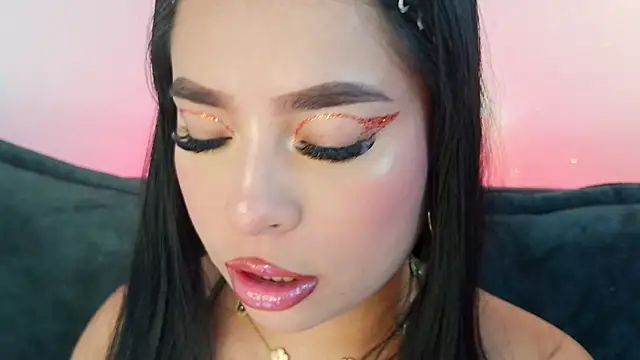 mia roux1 online show from April 8, 2026, 7:25 pm