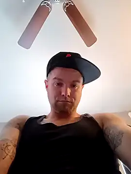 DadDDick925 online show from October 30, 2025, 7:47 pm