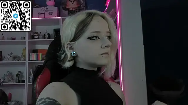 Snapshot of Holy_Mistress_S chatting on May 3, 2026, 8:09 am Holy Mistress S online show from May 3, 2026, 8:09 am