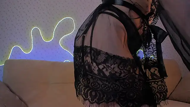 Stephanie Lopez online show from November 23, 2025, 9:47 pm