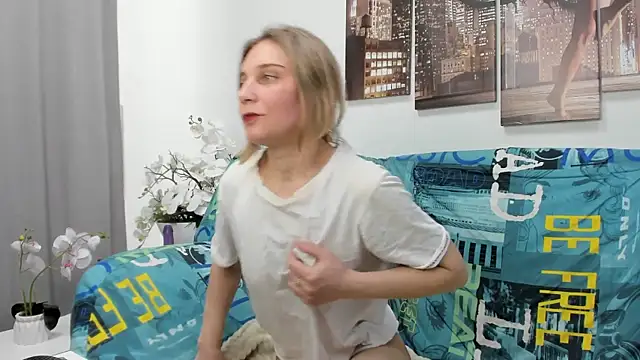 Snapshot of Tenderly_Sophie chatting on May 29, 2026, 8:23 am Tenderly Sophie online show from May 29, 2026, 8:23 am
