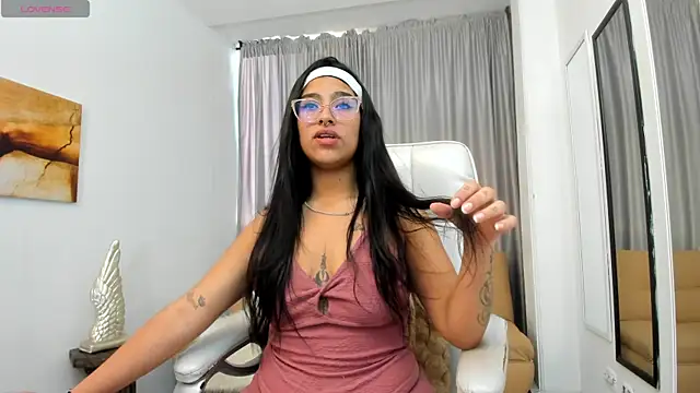 Claire Aristizabal  online show from October 29, 2025, 7:37 pm