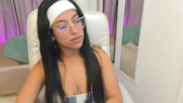 Claire Aristizabal  online show from November 19, 2025, 8:42 pm