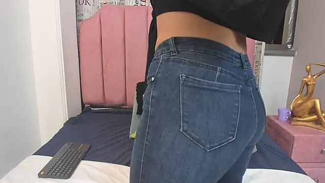 Claire Aristizabal  online show from November 22, 2025, 4:33 am