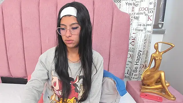 Claire Aristizabal  online show from November 23, 2025, 12:16 pm