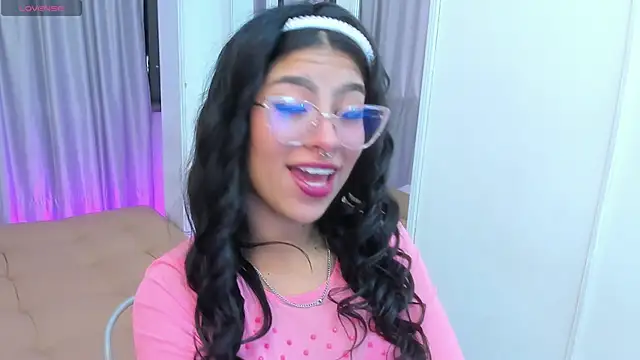 Claire Aristizabal  online show from November 29, 2025, 8:23 pm