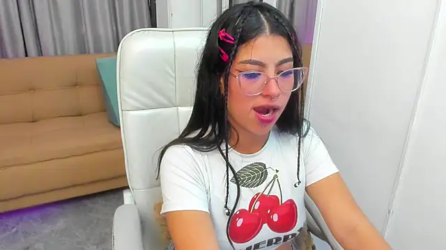 Claire Aristizabal  online show from December 2, 2025, 8:04 pm