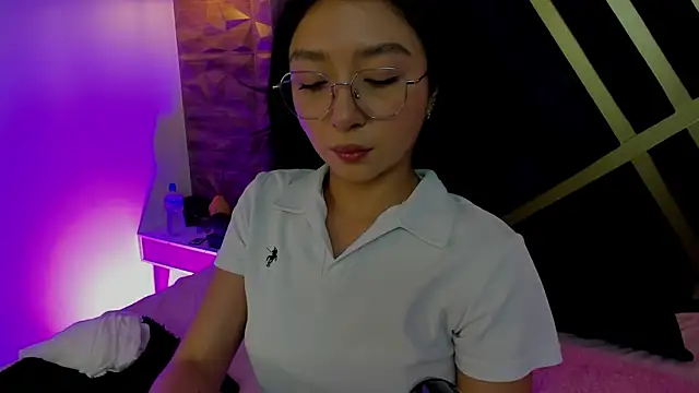 sydney miller  online show from April 18, 2026, 11:16 pm