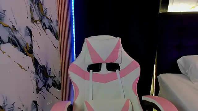 Scarlet DLuce online show from November 26, 2025, 9:10 am