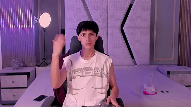 LiamPage  online show from October 28, 2025, 9:06 pm