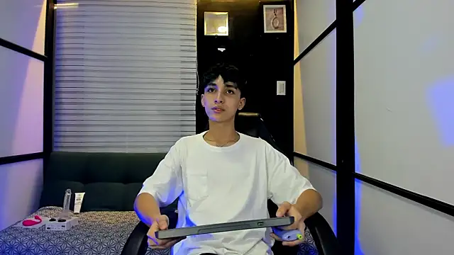 LiamPage  online show from November 17, 2025, 9:09 pm