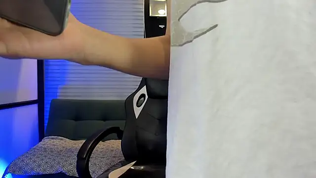 LiamPage  online show from November 18, 2025, 8:57 pm