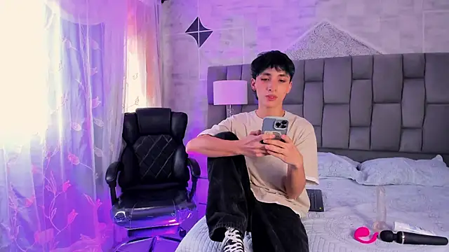 LiamPage  online show from November 28, 2025, 9:28 pm