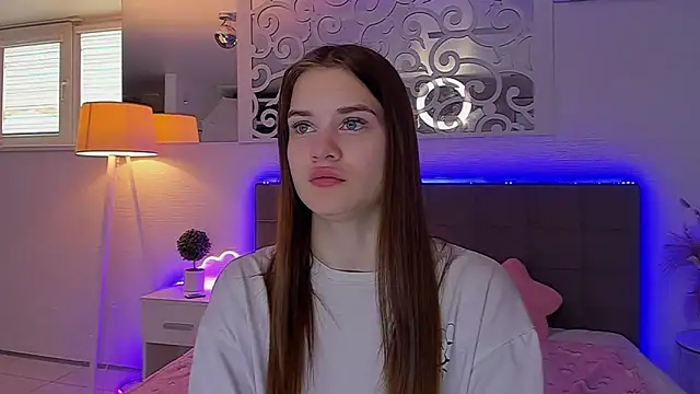 LuisaClover online show from April 18, 2026, 12:20 pm