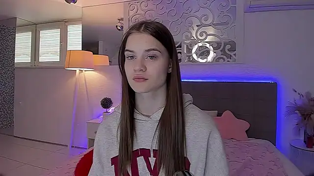 LuisaClover online show from April 19, 2026, 12:26 pm