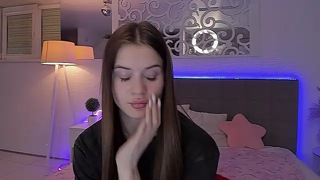 LuisaClover online show from April 19, 2026, 6:10 pm