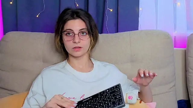 CasandraMickell online show from November 12, 2025, 7:31 am