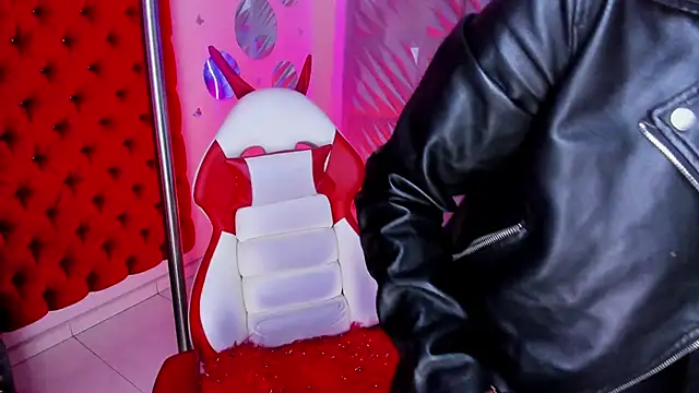 Roxanne Han online show from April 22, 2026, 12:18 pm