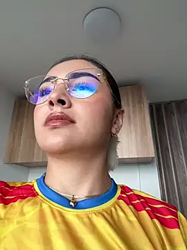 IslaCole online show from June 17, 2026, 9:49 pm