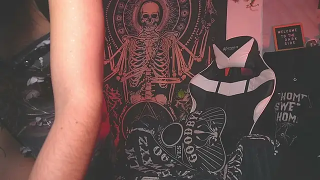 Dalia Vorhees online show from December 19, 2025, 1:34 am