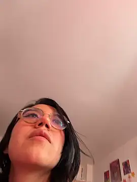 Snapshot of violetbunnyy1 chatting on November 15, 2025, 4:14 pm violetbunnyy1 online show from November 15, 2025, 4:14 pm