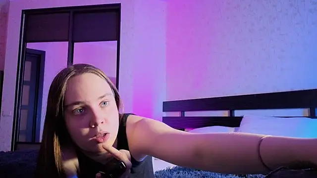 LunaDreeam online show from November 11, 2025, 4:18 pm