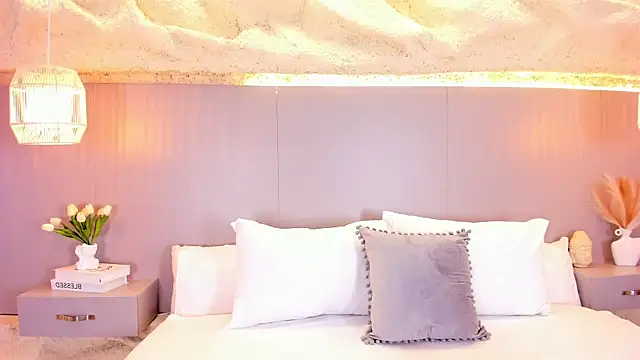 AmyColman  online show from April 22, 2026, 12:07 pm