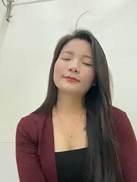 Bee Yellow00 online show from October 25, 2025, 4:20 am