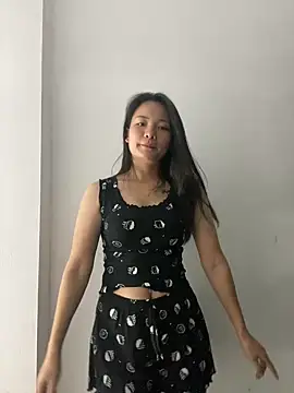 Bee Yellow00 online show from October 27, 2025, 8:24 pm